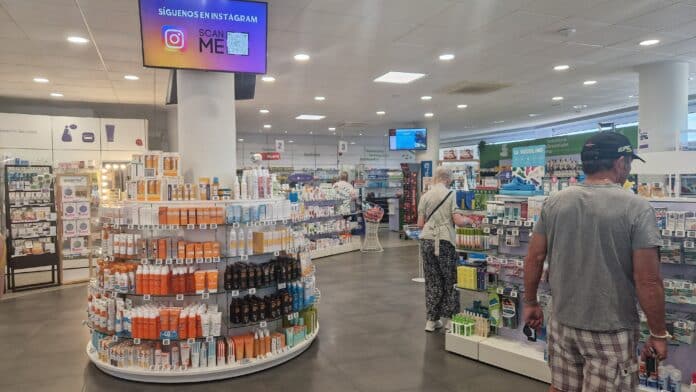 De lage vaccinatiegraad onder risicogroepen, waaronder ouderen en kinderen, verergert de situatie.