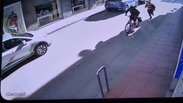 La Guardia Civil ha detenido a un joven en San Javier tras sorprenderle en pleno robo de una bicicleta eléctrica, poniendo fin a una ola de delincuencia que había generado creciente preocupación entre los vecinos y comerciantes de la localidad costera.
