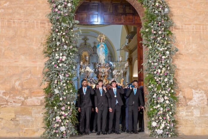 La ville de Torrevieja s'est une fois de plus rassemblée dans une profonde dévotion, des milliers d'habitants accompagnant la procession solennelle et la très émouvante Salve Marinera, clôturant ainsi les festivités patronales en l'honneur de l'Immaculée Conception.