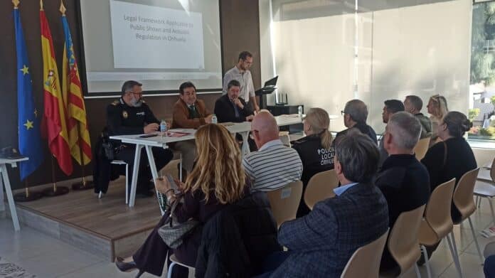 Forrige onsdag arrangerte Orihuela handelskammer, sammen med byrådet og representanter fra Orihuela lokalpoliti, et arbeidsmøte med lokale eiere av serveringssteder for å ta opp problemet med musikk i barer og lydnivåer.