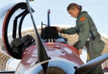 La principessa Leonora va da sola a San Javier Per qualificarsi per il suo volo da solista, Sua Altezza Reale la Principessa delle Asturie ha completato con successo la formazione teorica richiesta, le sessioni al simulatore e i voli didattici sul Pilatus PC-21, come stabilito nel programma accademico.