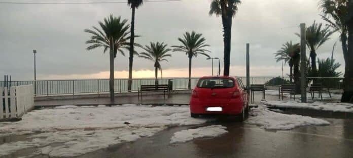 Plażowicze i okoliczni mieszkańcy byli zaskoczeni, gdy drobne gradówki na krótko pokryły część piasku, tworząc niezwykłą zimową scenerię na zazwyczaj słonecznym wybrzeżu.