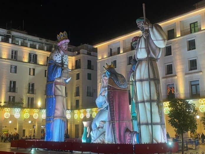 De monumentale installatie beeldt de Heilige Familie uit – Jezus, Maria en Jozef – vergezeld door de Drie Wijzen, allemaal weergegeven op een schaal die zelden wordt gezien in traditionele kerststallen.