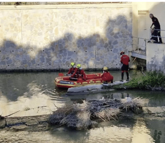 Ciało znalezione w rzece Segura w Orihuela. Uważa się, że to zaginiony mężczyzna. Odkrycie może być powiązane z zaginięciem 47-letniego Joaquína ON, którego zaginięcie zgłoszono 24 listopada w Orihueli. Opisuje się go jako szczupłego mężczyznę o wzroście około 1.80 cm, brązowych oczach i siwych włosach.