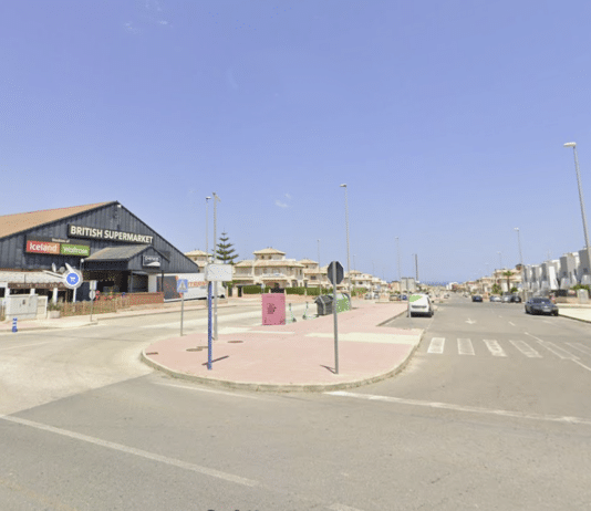 GUNMEN STRIKE IN ORIHUELA COSTA! UK GANGSTER CRITICALLY WOUNDED IN VEGAS-STYLE ATTACK! The victim, identified as Peter F., also known under the alias Sonny James R., was hit three times after gunmen fired between ten and fifteen bullets at his vehicle in an underground garage on Calle Cabo de Gata, Lomas de Cabo Roig.