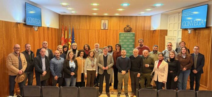 Prezes Convega, Carlos Pastor, podkreślił, że budżet jest odpowiedzialny, zrównoważony i dostosowany do lokalnych potrzeb. Jego celem jest uczynienie Vega Baja konkurencyjną, zrównoważoną i innowacyjną, a jednocześnie wzmocnienie tożsamości regionalnej.