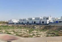 Жители и предприниматели города Долорес выступают против строительства нового экопарка рядом с жилыми домами. Оппозиция подчеркивает, что в принципе они не против предприятий по переработке отходов, но возражают против их близости к жилым домам, описывая это место как «буквально у нашего порога» и указывая на потенциальные риски для здоровья, окружающей среды и городского планирования.