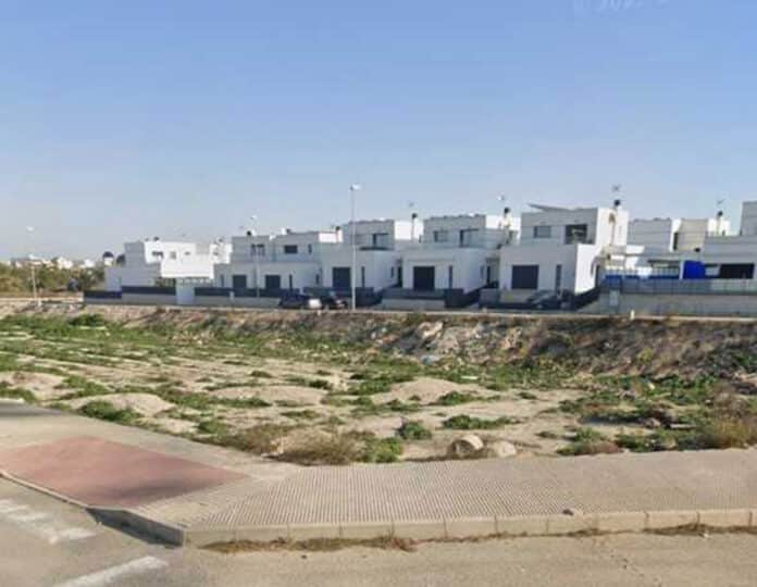 La oposición subraya que en principio no están en contra de las instalaciones de reciclaje, pero se oponen a la proximidad a las viviendas, describiendo la ubicación como “literalmente a nuestras puertas” y señalando posibles riesgos para la salud, el medio ambiente y la planificación urbana.