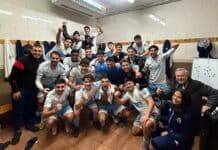 Torrevieja vinner viktig borteseier og holder presset på serieleder Benidorm i tittelen. Torry feirer i garderoben etter den knappe seieren