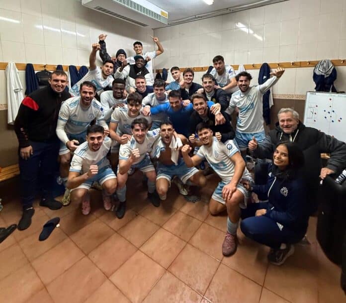 Torry świętuje w szatni po swoim nieznacznym sukcesie