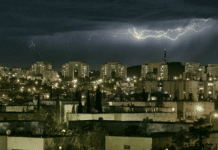 Los expertos en electrodomésticos recomiendan desenchufar los aparatos durante las tormentas El mayor peligro proviene de los rayos, que pueden inducir sobretensiones eléctricas mucho mayores de las que la mayoría de los electrodomésticos están diseñados para soportar.