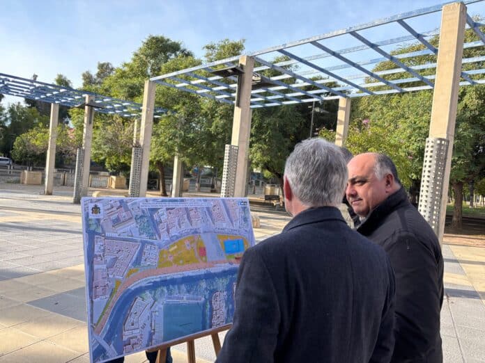 The Mayor, Pepe Vegara, and Councillor for Infrastructure, Víctor Valverde, highlighted the commitment to quickly processing the project to secure the regional funding and expressed their certainty that the renovated park will become a benchmark for leisure and community well-being in Orihuela.