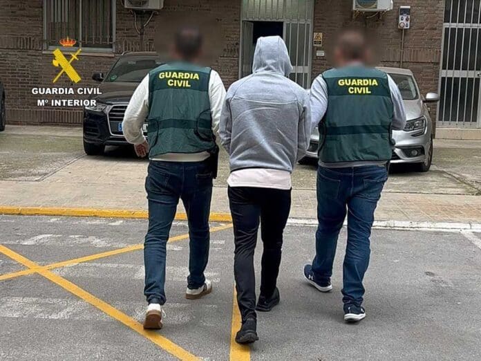 Twee mannen zijn gearresteerd nadat ze naar verluidt meer dan €77,000 hadden buitgemaakt door frauduleus gebruik te maken van tankpassen. De zaak heeft tankstations in Valencia en Castellón geschokt.