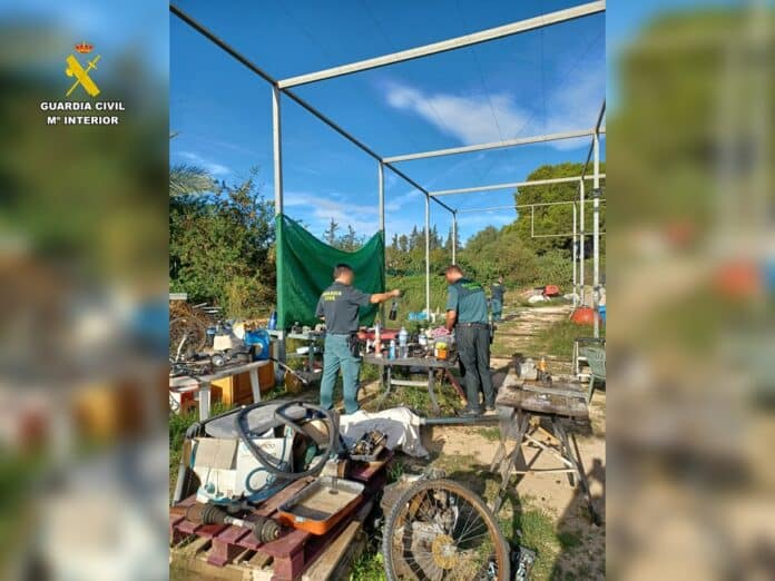 Garda Civil har avdekket et hemmelig bilverksted i Torrevieja som opererte uten nødvendig administrativ tillatelse og potensielt forårsaket miljøskade nær et beskyttet naturområde.