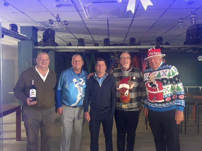 Zwycięzcy na zdjęciu LR: Adrian Roberts („McBride Bottle”), Mick Pryke (Captain), Dave Rowe (Gold), Robin Eastman (Silver) i Barry „BTB” Roehrig, który absolutnie zmiażdżył konkurencję w kategorii Najlepiej Ubrany Elf. Na zdjęciu są również Sandra Dibble i Colin Smith z Nicky i kilkoma jej wspaniałymi wolontariuszami z A Helping Hand.