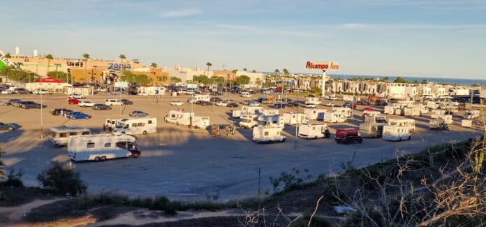 Związek zawodowy Unidos por la Costa wielokrotnie ostrzegał, że obszar ten jest szeroko reklamowany na stronach internetowych poświęconych kempingom jako strefa długoterminowego parkowania kamperów, mimo że nie ma takiego statusu prawnego.