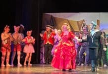 Rojales Panto-pakker med moro, boltreringer og feststemning Tilbakemeldingene fra publikum var ekstremt positive, med kommentarer som sa at det var et fantastisk show. De livlige og fargerike kostymene ble nevnt, i tillegg til den flotte sangen og dansen og masse humor fra de livlige karakterene anført av bestemor Gertie, damen.