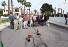 Orihuela Council in the Dock: Judge Opens Criminal Inquiry into 6 current and former councillors Archive image of Residents protesting about the state of Orihuela Costa Roads in Villamartin