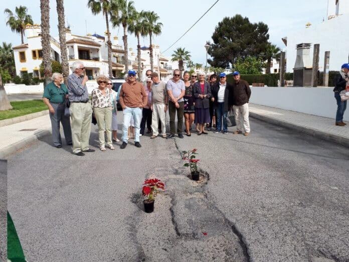 Image d'archive de résidents manifestant contre l'état des routes d'Orihuela Costa à Villamartin