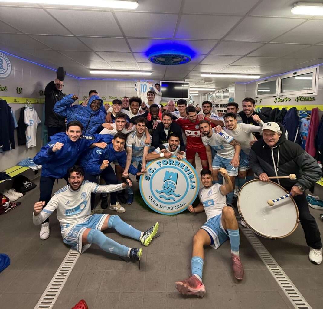 SC Torrevieja nello spogliatoio Una prestazione dominante nel secondo tempo ha suggellato una vittoria ampiamente meritata per l'SC Torrevieja, che chiude le sue partite casalinghe del 2025 con un record impeccabile e uno slancio crescente in vista della prossima fase della stagione.