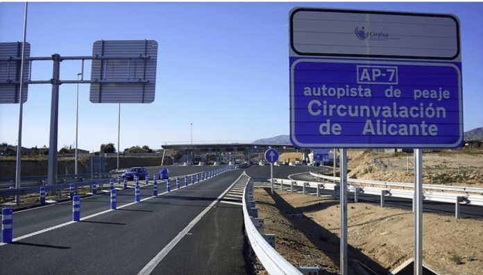 It is hoped that the toll-free decision will strengthen public appeals in the Vega Baja to remove the two tolls at close to San Miguel and in La Zenia, with residents arguing that eliminating these barriers would further ease traffic and boost local economic activity in the area.