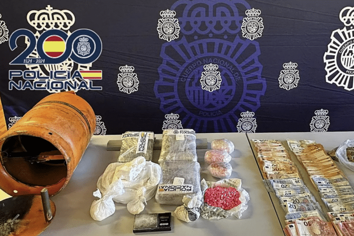 To aresztowanie rzuca światło na toczącą się walkę z zorganizowaną przestępczością narkotykową w regionie Alicante i pokazuje, jak wielkie środki podejmują handlarze, aby ukryć swój nielegalny handel.