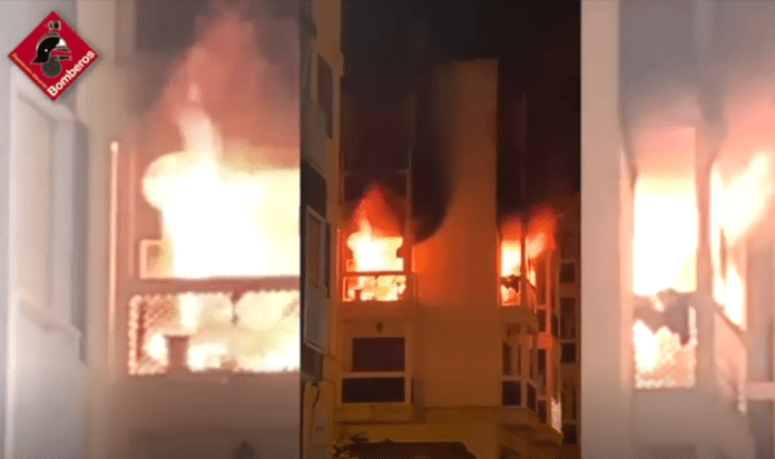 Según se informa, el incendio comenzó en un apartamento del segundo piso ocupado por un hombre con problemas de abuso de sustancias, que supuestamente había sido denunciado más de 30 veces a la policía local por comportamiento antisocial, que incluía música alta, disputas violentas y arrojar objetos desde su ventana.