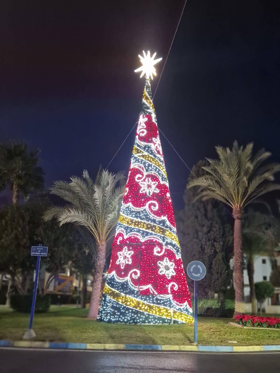 Tree1 El encendido de las luces navideñas fracasa en un fracaso festivo