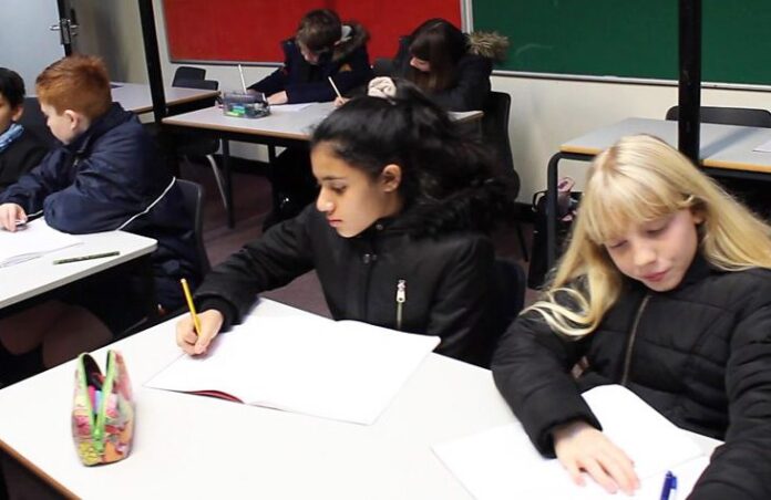 Währenddessen finanziert der Stadtrat weiterhin Karnevals, Feste und andere öffentliche Veranstaltungen und lässt dringende Schulreparaturen auf sich warten. Der Heizkessel ist immer noch nicht repariert, während der Schulvorstand zusammentritt, um die Krise zu besprechen, und Schüler und Lehrer in eiskalten Klassenzimmern ausharren müssen.