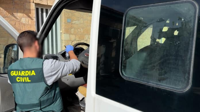 La Guardia Civil ha detenido a cuatro hombres por siete delitos de hurto cometidos en los municipios de Agost, Novelda, Ibi y Onil