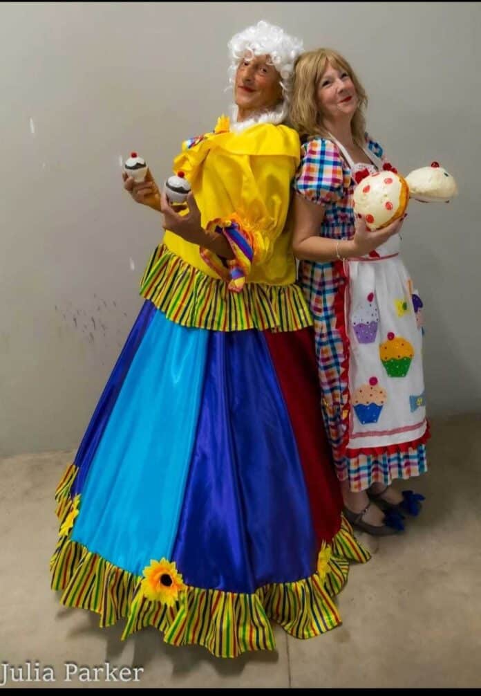 El espectáculo te hará reír a carcajadas con las payasadas de la más grande que la vida, la dama de la pantomima, Nigel Fadden, y abuchear y silbar al Lobo Feroz interpretado por Trevor Witcher.