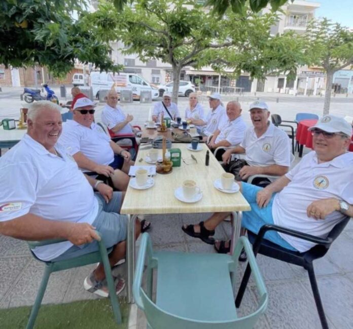 Cercatori di metalli a Torrevieja Composto ora da 28 membri impegnati, il club pone l'accento sulla rilevazione responsabile e mantiene un codice di abbigliamento distintivo per le riunioni estive e invernali, che è un acquisto una tantum a prezzo di costo.