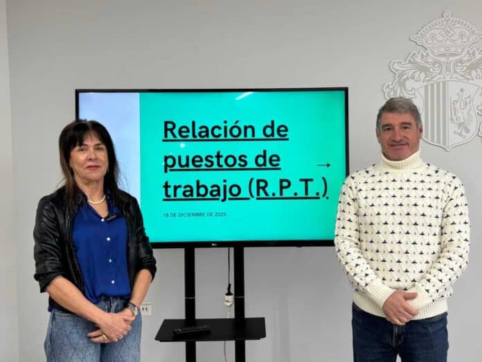 Avgjørelsen ble kunngjort av personalbyråd Agustina Rodríguez, sammen med ordfører Pepe Vegara, som beskrev flyttingen som en historisk milepæl for både kommunen og de ansatte.