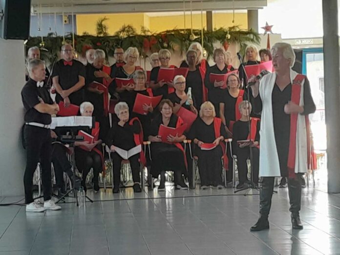 Miłośnicy muzyki mogli posłuchać wzruszających kolęd w wykonaniu zespołu Costa Blanca Singers, które wypełniły pomieszczenie świąteczną atmosferą.