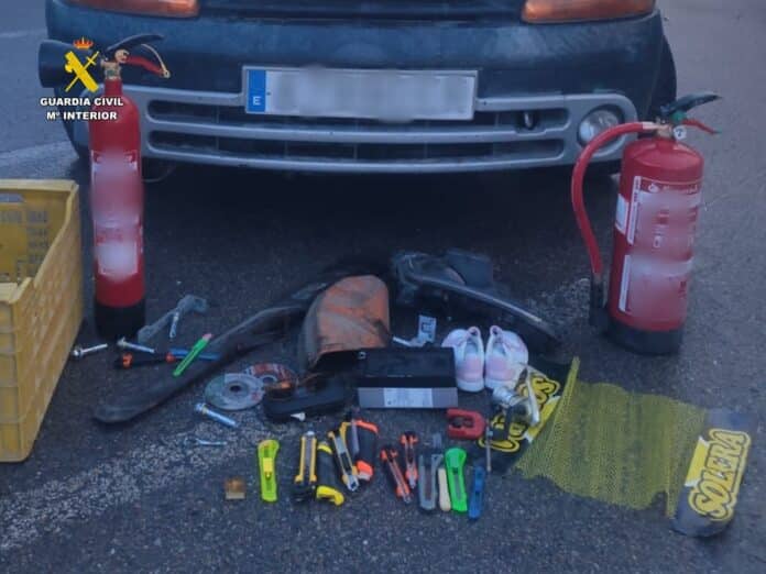 Ein krimineller Familienclan wurde zerschlagen, nachdem die Polizei drei Verwandte hinter einer Welle gewagter Fabriküberfälle in der Region Vega Baja festgenommen hatte.