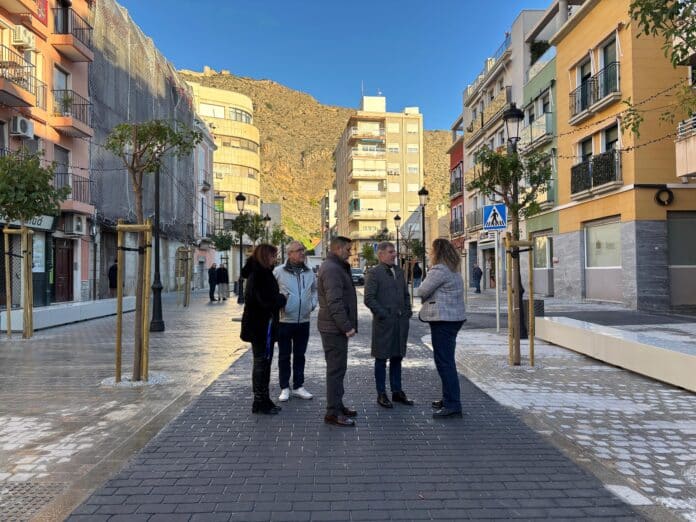 ponowne otwarcie nieuchronnie przyćmione zostało utratą funduszy europejskich, co sprawiło, że to, co miało być w dużej mierze finansowane ze środków zewnętrznych, przekształciło się w znaczny koszt dla lokalnych podatników.