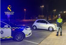 Zonder rijbewijs, dronken of roekeloos: 214 bestuurders betrapt in een gemeente in Valencia. De Guardia Civil benadrukte dat deze maatregelen tot doel hebben de verkeersveiligheid te verbeteren en het aantal ongelukken veroorzaakt door rijden onder invloed of zonder rijbewijs te verminderen.