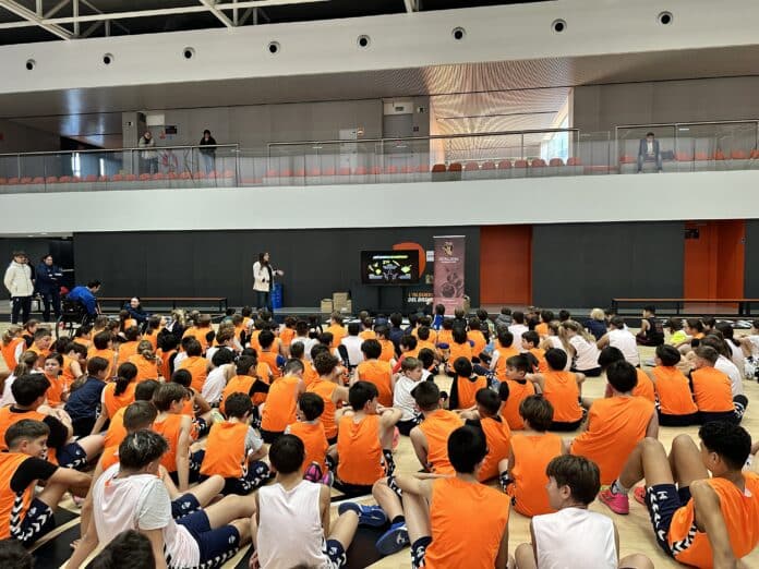 Voedingsdeskundige Ana Colomer leidde de sessies en legde het belang uit van verschillende voedingsstoffen, met name de rol van eiwitten voor opgroeiende kinderen en jonge sporters.