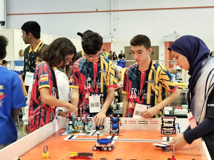 Los equipos Alfa Centauri y Gamma Version han regresado a casa después de participar en las Finales de la Olimpiada Mundial de Robótica en Singapur.