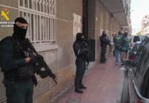 La policía desmantela un narcotraficante en Torrevieja y arresta a tres personas Una vez reunida suficiente evidencia, los oficiales llevaron a cabo una redada en la casa al amanecer con el apoyo de unidades de respuesta armada, oficiales de seguridad pública y perros rastreadores.