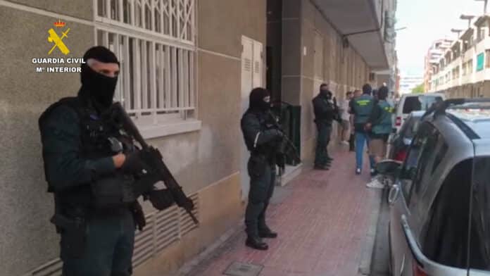 Nadat er voldoende bewijsmateriaal was verzameld, voerden agenten bij zonsopgang een inval uit in het huis, ondersteund door speciale eenheden, agenten van de openbare veiligheidsdienst en speurhonden.