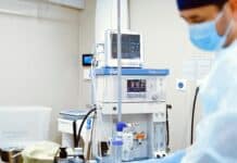 Chirurg w Alicante zaprzecza oskarżeniom o gwałt na pacjentce pod wpływem środków uspokajających Chirurg utrzymuje, że w żadnym momencie nie dopuścił się napaści na tle seksualnym i że wszystkie jego działania w trakcie operacji były zgodne ze standardowymi procedurami medycznymi.