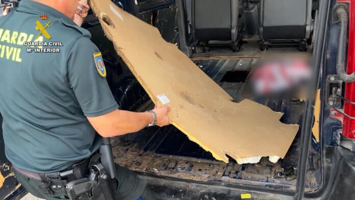 De arrestatie vond plaats tijdens routinecontroles door de douane- en grensbewakingsdienst van de Guardia Civil op voertuigen en vracht die over zee aankwamen.