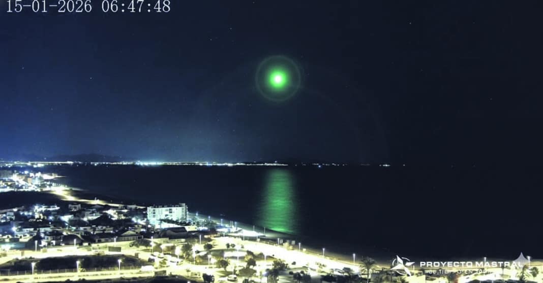 The brilliance of the meteor was mirrored on the calm surface of the Mediterranean, creating a surreal and unforgettable scene for early risers and social media users who quickly shared the recording.