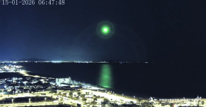 L'éclat du météore se reflétait sur la surface calme de la Méditerranée, créant une scène surréaliste et inoubliable pour les lève-tôt et les utilisateurs des médias sociaux qui ont rapidement partagé la vidéo.