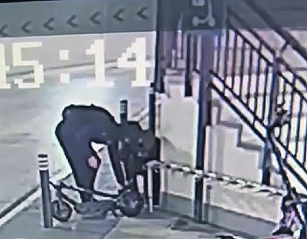 Lokalt politi i Orihuela har avverget et forsøk på scootertyveri ved kjøpesenteret La Zenia Boulevard i Orihuela Costa. De har arrestert to 19 år gamle tvillingbrødre etter en fotjakt gjennom komplekset.