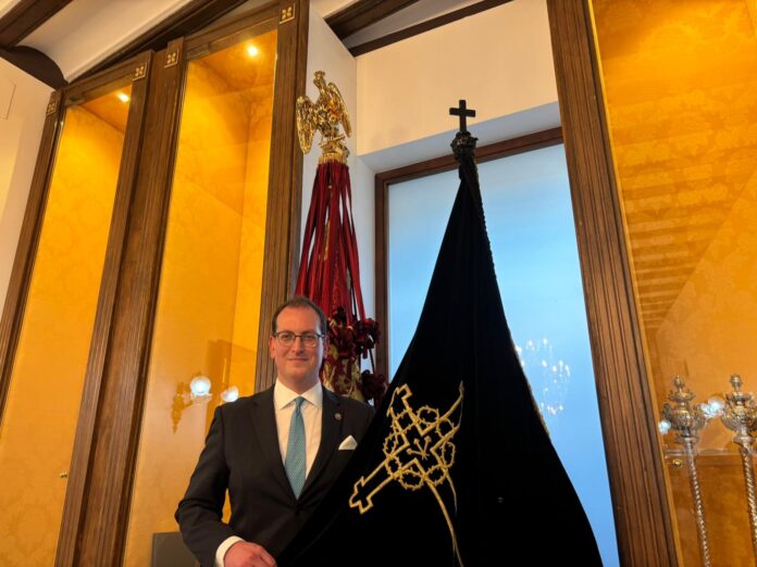 Orihuela appoints a Caballero Cubierto every year to honour a distinguished individual and uphold a historic, ceremonial role central to its Holy Week traditions.