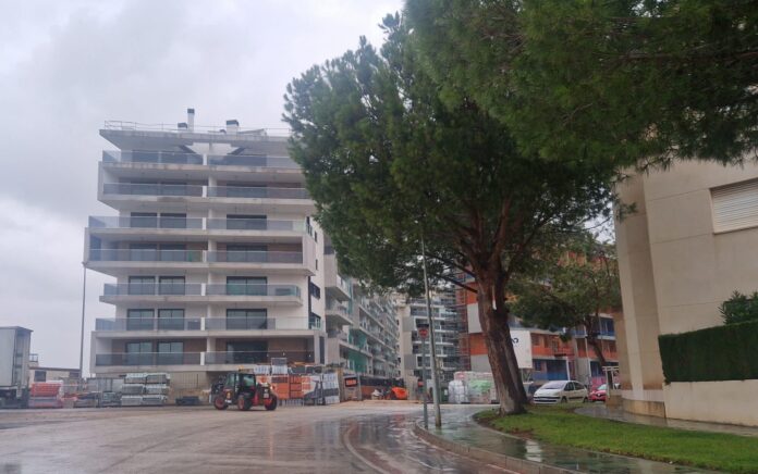 1000089159 Political opponents, specifically the PSPV, claim this model is purely speculative and prioritizes the interests of the "brick" industry over the needs of the public.