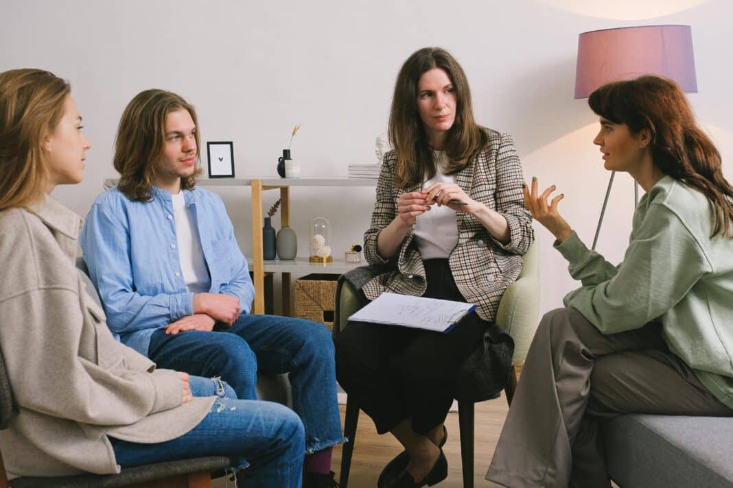 Tegenwoordig proberen velen van ons tegelijkertijd werk, schoolverplichtingen, emotioneel welzijn, financiën en wereldwijde onzekerheid te combineren, vaak zonder de steun van familie, met name hier in onze expatgemeenschap.