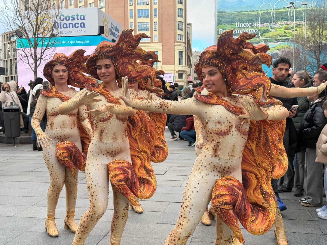 This Saturday, the Torrevieja Carnival brought one of Madrid’s busiest and most iconic tourist areas to life, showcasing the uniqueness, vibrant colors, and extraordinary beauty of Torrevieja’s carnival traditions